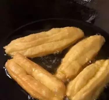 时间|2分钟教你做无添加油条,晚上和好面,早上炸一炸,简单又方便!