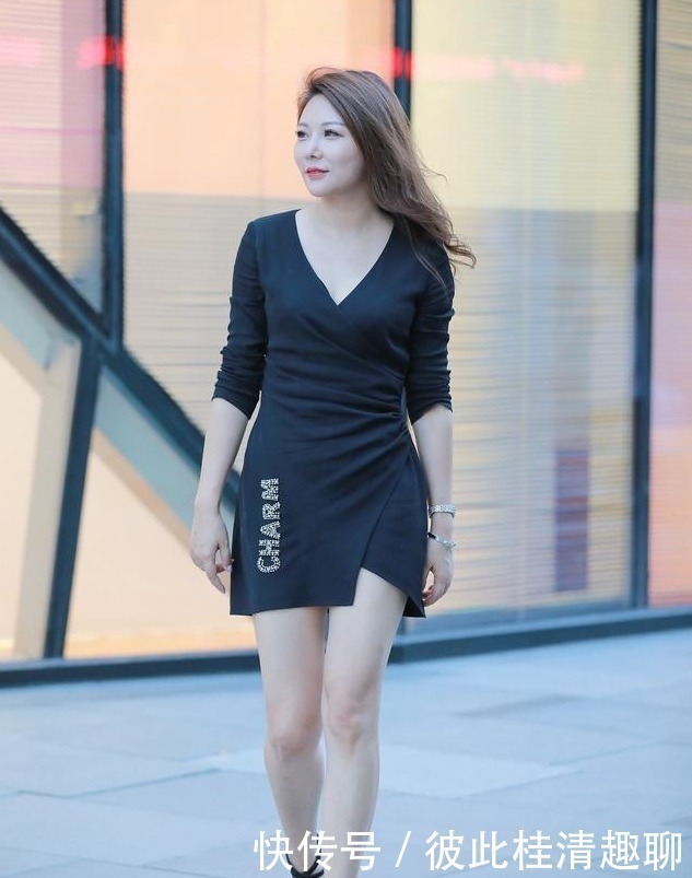 大v|成熟女性如何穿搭有学问，黑色裙子穿出稳重大方气质