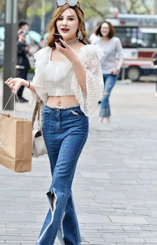 高挑|街拍:一米八气质牛仔裤小姐姐,展示出高挑的女神气质