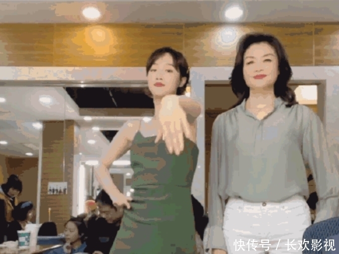 演员的诞生|娱乐圈“母凭女贵”?蓝盈莹妈妈2分钟的镜头,其他妈妈足足7分钟