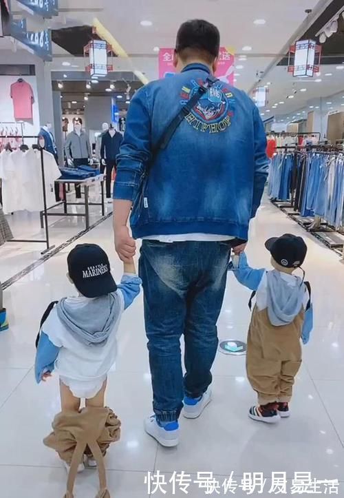不靠谱|佛系奶爸带娃逛商场,宝宝裤子掉了却浑然不知,儿子幸亏穿了尿不湿