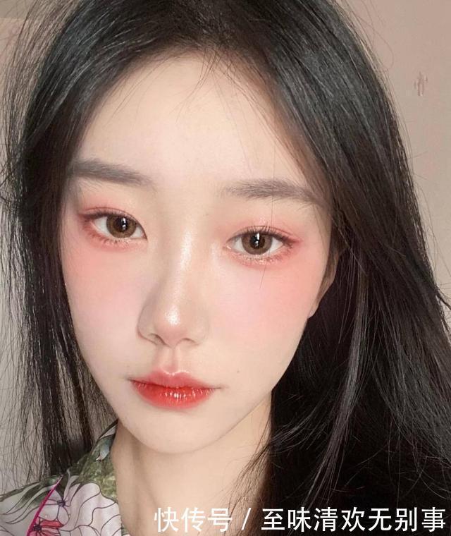 平价里面也有精品，倩碧腮红上脸很减龄，香缇卡粉饼哑光不拔干