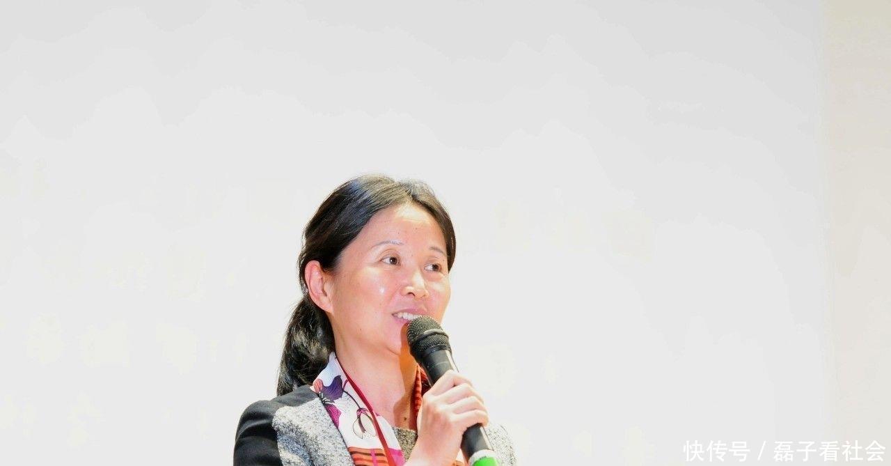 曾和孟非、乐嘉同台把关,家庭幸福还有一女儿,知名情感导师黄菡