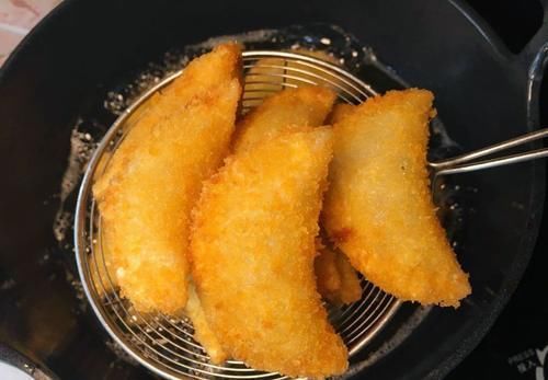 面包糠|剩下的饺子皮别扔了，简单一做，酥到掉渣，简单营养又美味