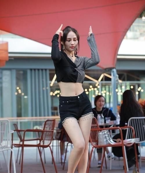 打底裤 白色字母短袖搭配蓝色不规则短裤，简单明了，适合日常穿着