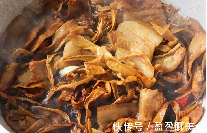 清凉败毒|五花肉最好吃的做法,和笋干搭配炖一炖,吃完连汤汁都不剩,过瘾