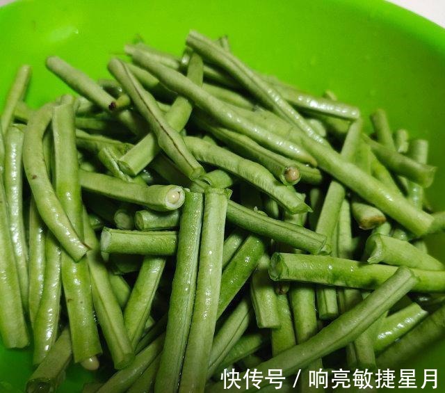 美食天下|豆角烧肉片,家常味道,可口下饭!
