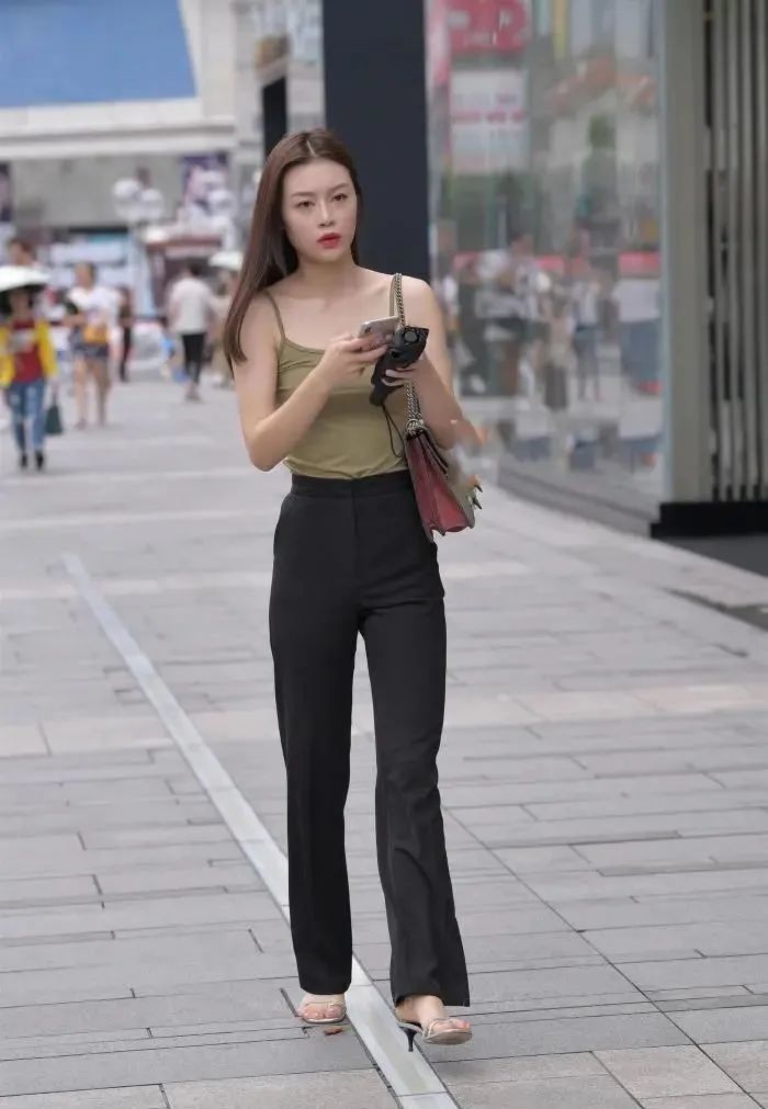 吊带|街拍丨气质女生穿搭深绿色吊带