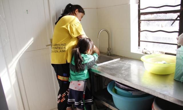 蕊蕊|女孩两岁仍不会走路说话,7岁时的智商只有1岁,妈妈为她寻重生路