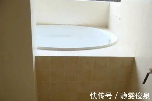 泡泡澡|巴掌大的卫生间,老师傅帮忙砌了个浴缸,发在朋友圈底下全是赞