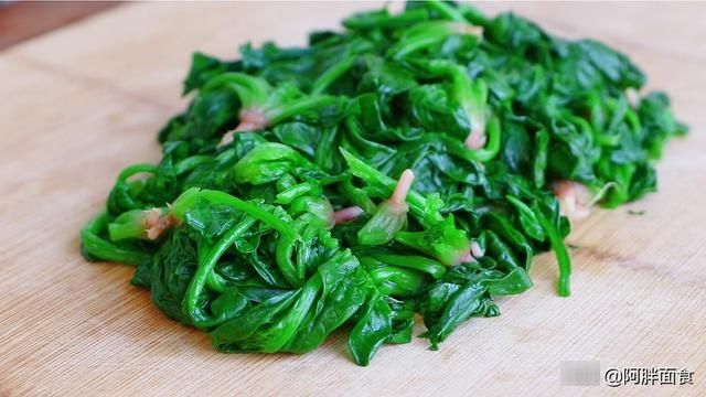 人造肉炒菠菜，想不到这么好吃，做法简单又快速，吃1次就忘不了