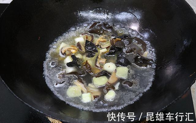 香菇|1块豆腐,2个鸡蛋,简单一做,酥香软嫩又多汁,经济实惠又下饭