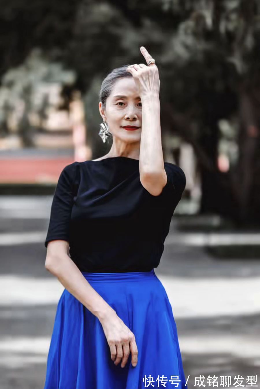 中老年人|被这位奶奶的装扮圈粉,70岁高龄穿半身裙配高跟鞋,美丽优雅时尚