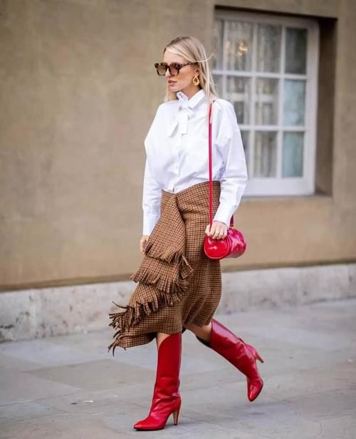 款式的靴|秋冬买靴子，尽量少买黑色，这3种“颜色”时髦百搭，显腿长