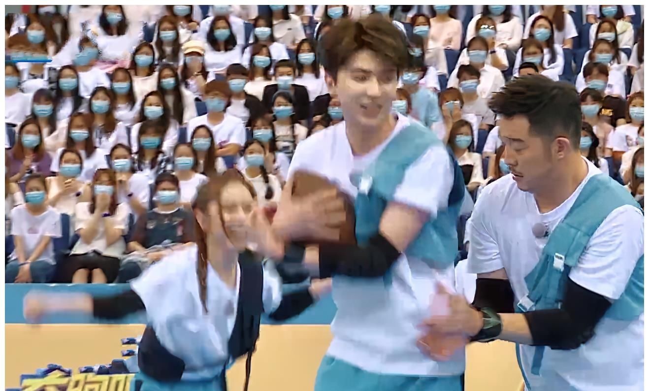 蔡徐坤打篮球衣服让女嘉宾扯坏,名牌秒被撕掉,录节目像进了盘丝洞