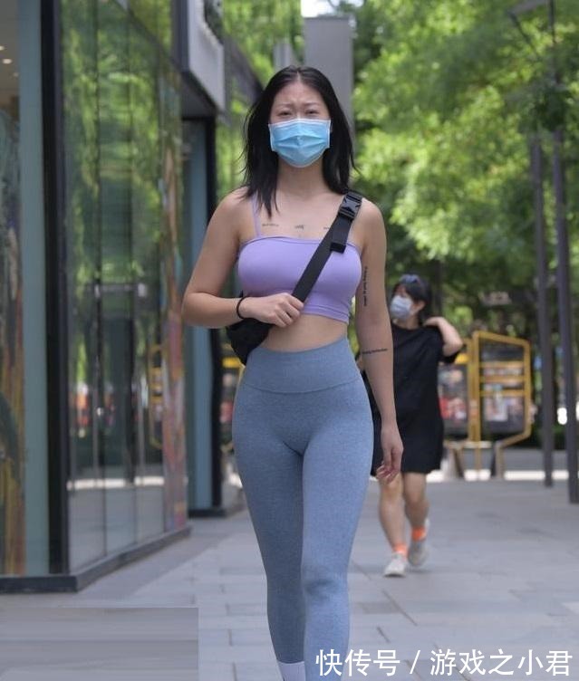 吊带衬衣 紫荆吊带衬衣与雅灰修身裤搭配,显得十分漂亮,展现青春靓丽风采!