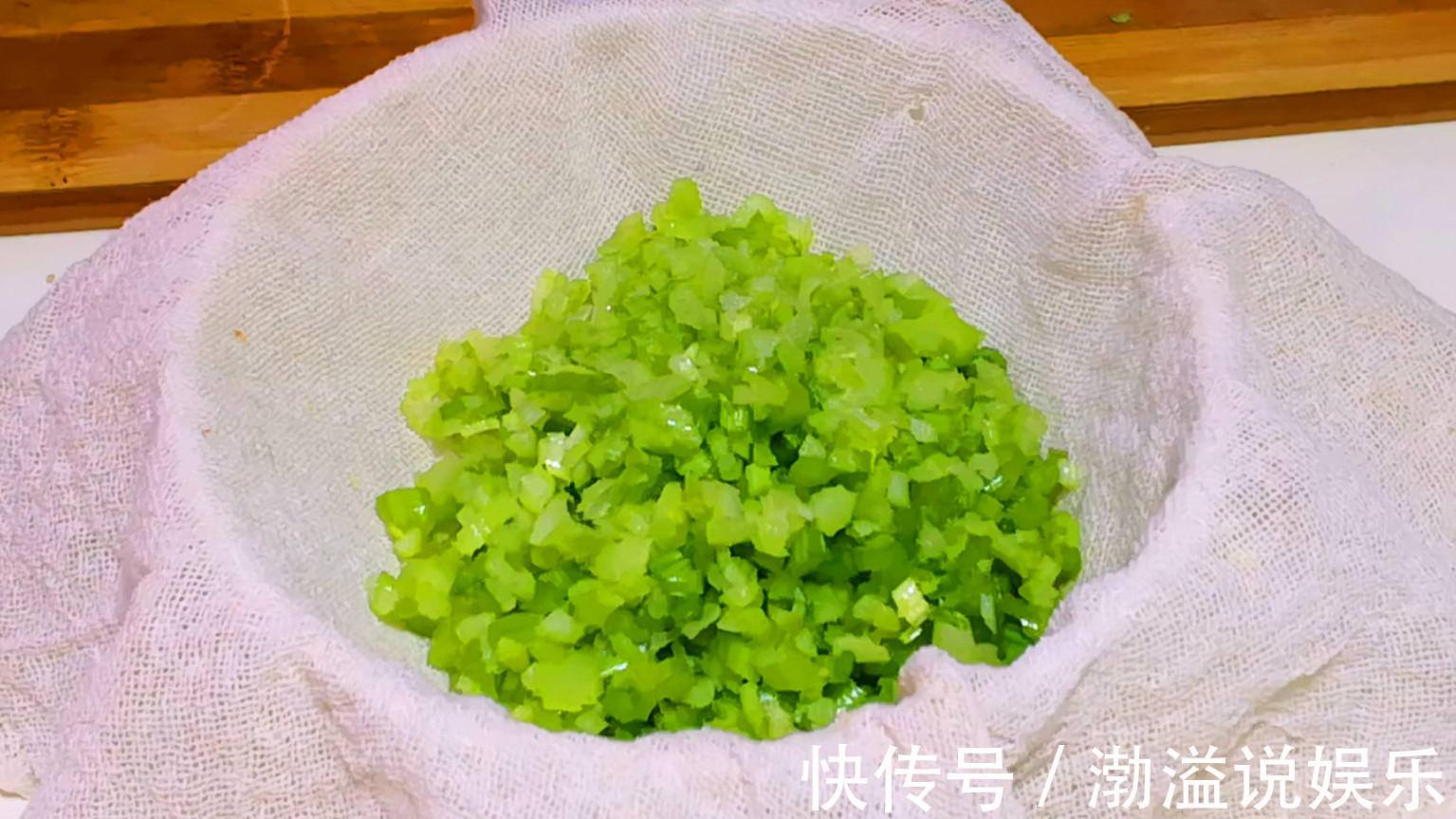 芹菜饺子好吃的调馅方法，鲜美多汁不油腻，越吃越香，上桌一扫光