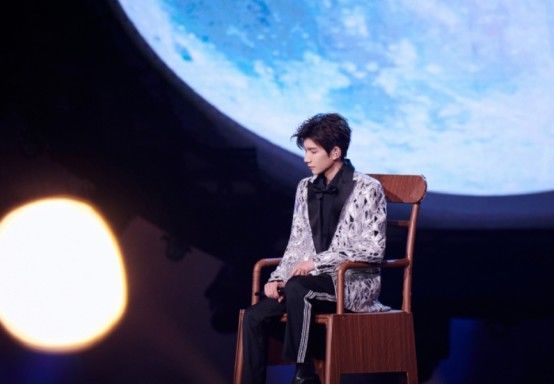 王源的歌可以让人感受到他的坚持，可以让你的生活有了光亮