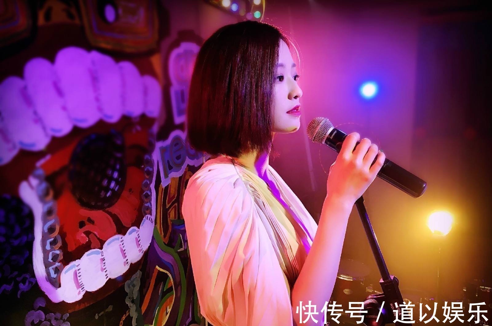 为走红冒充草根歌手,韩红戳穿后当场发飙,将他们赶出舞台!