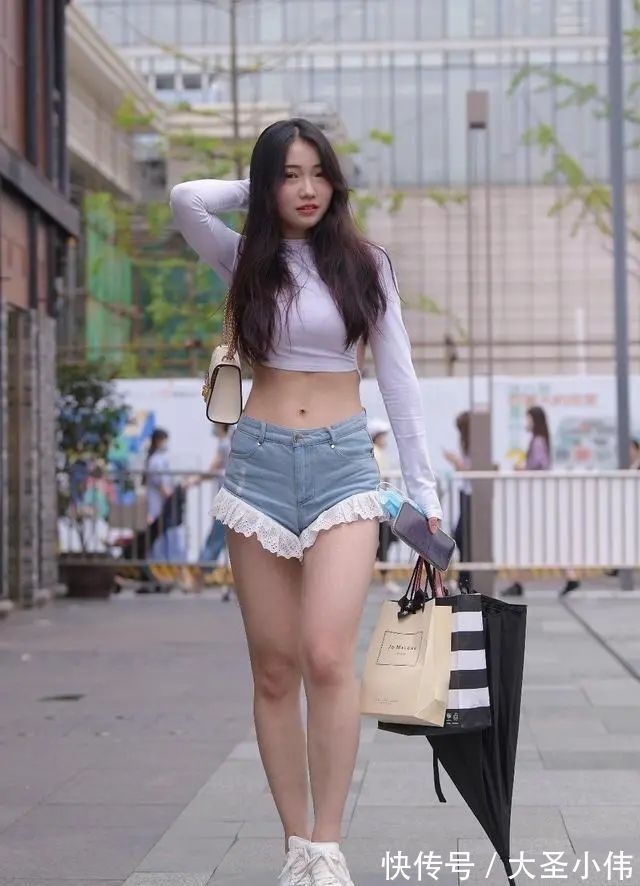 阔腿裤|美女街拍:牛仔裤要搭配一双浅色的鞋子,简约中透着个性感,清凉时尚