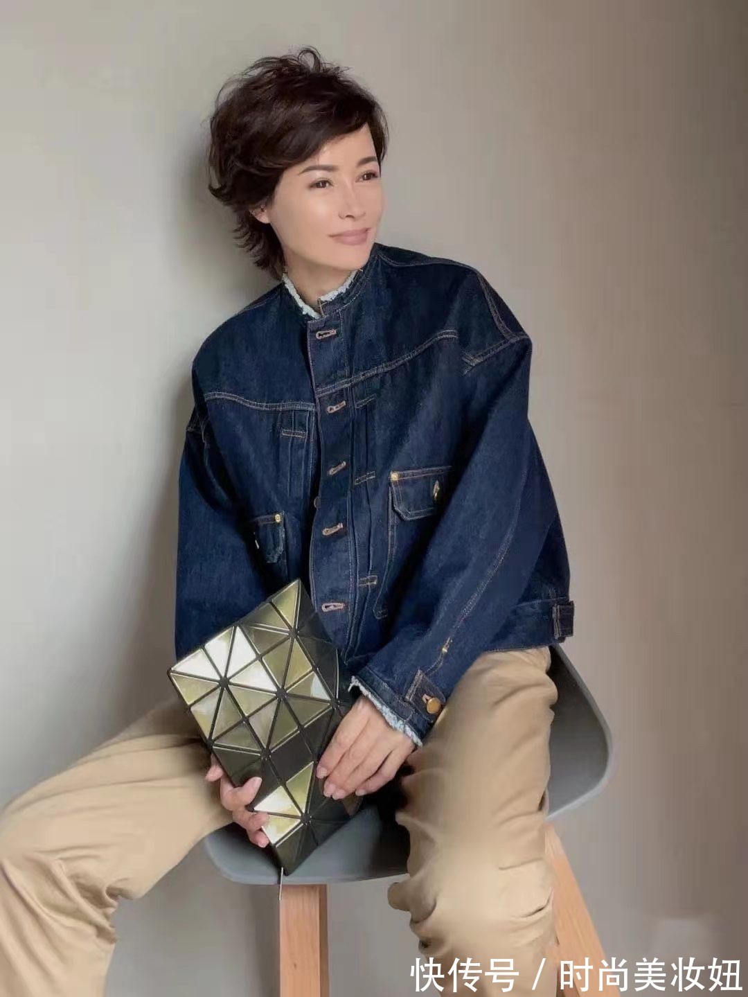 直筒裙|40+女人穿得高级比时髦重要,这位大龄姐姐的穿搭,满身高级感