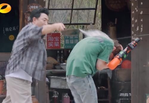 黄磊|是个狠人!何炅玩打水仗藏在鸡窝里,被黄磊喷水,直接用嘴接