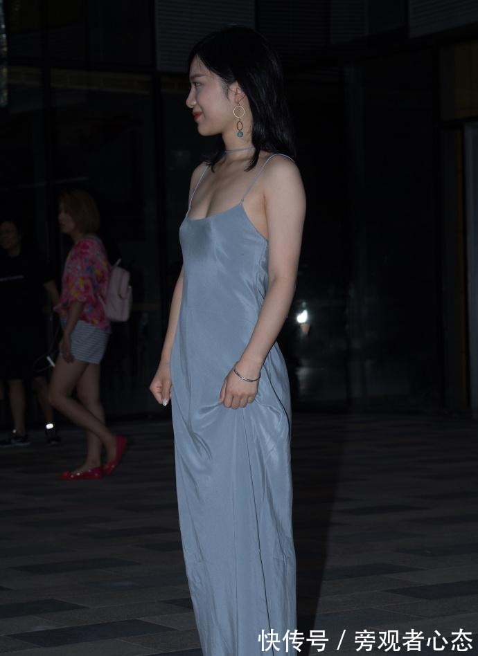 连衣裙|素人街拍 敢穿! 睡衣吊带裙就出街!