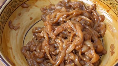 饭店的青椒肉丝好吃有技巧，很多人都不知道，大厨教你正确的做法