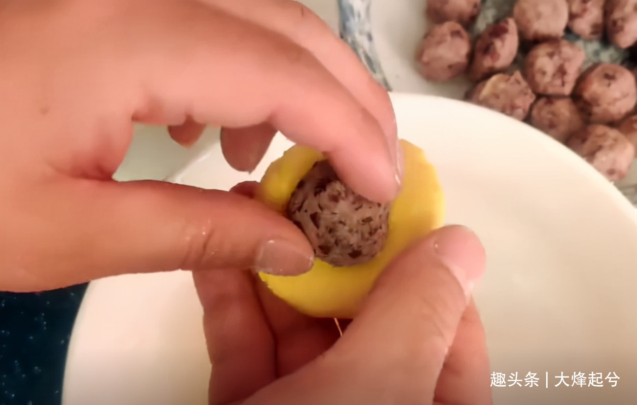 南瓜饼的家常做法，口感软糯香甜，简单易学，早餐给孩子吃