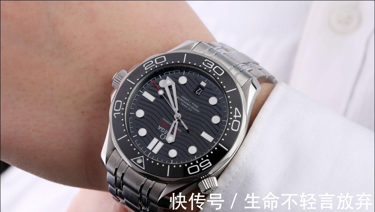 青铜|表友入手了欧米茄海马300腕表青铜金款,有人却说这价格可以入手黑水鬼了