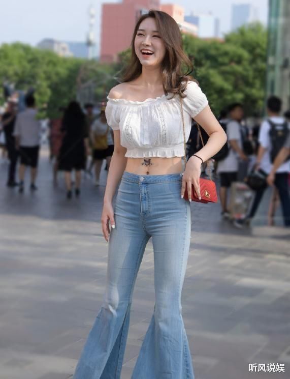 时髦抹胸衣搭配修身喇叭裤, 清凉舒适, 尽显女人味