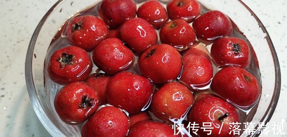 冬日必备小零食糖炒山楂怎么做？教你三招，和外面买的一样漂亮