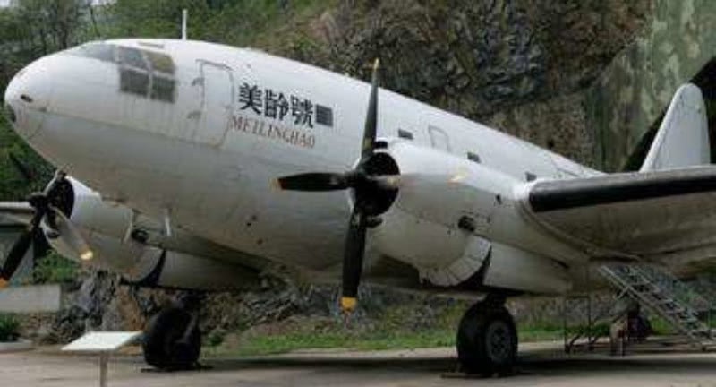 时刻|蒋介石专机被37架日军战机跟踪,危险时刻天空出现一物,逃过此劫