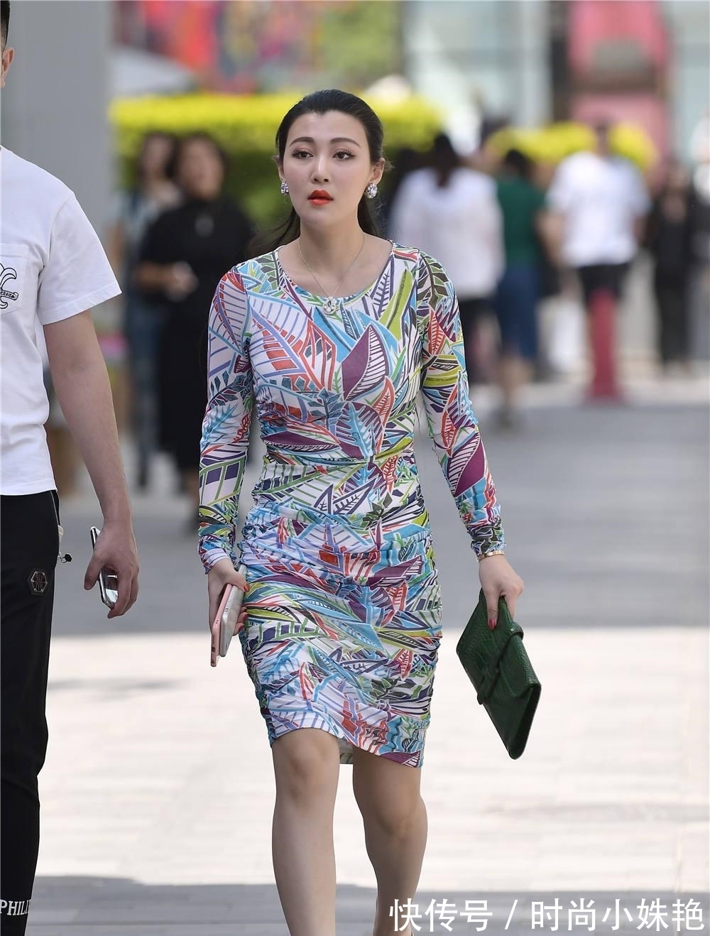 凉拖|印花的长袖紧身裙,搭配米黄色的粗跟露趾凉拖,微胖身材简约搭配