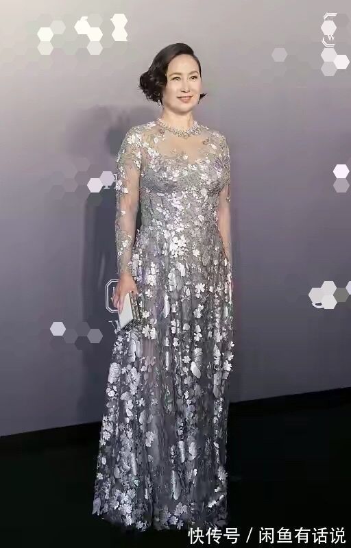 繁杂 59岁何超琼气质真好,穿那么花的大衣真接地气,配短发像邻家大妈