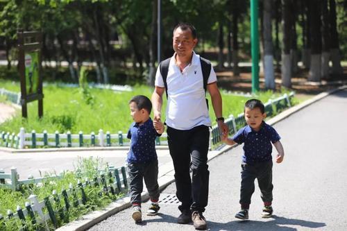 付钦|爸爸姓“付”,给双胞胎起的这对名字,老师上课点名从来不敢叫