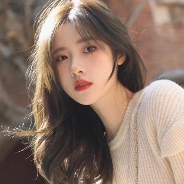 脸型|30岁女人适合“剪刘海”还是“中分”,主要看这4个地方,别选错