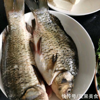 豆腐鲫鱼汤|教你一招,做出的奶白鲫鱼豆腐汤越吃越香