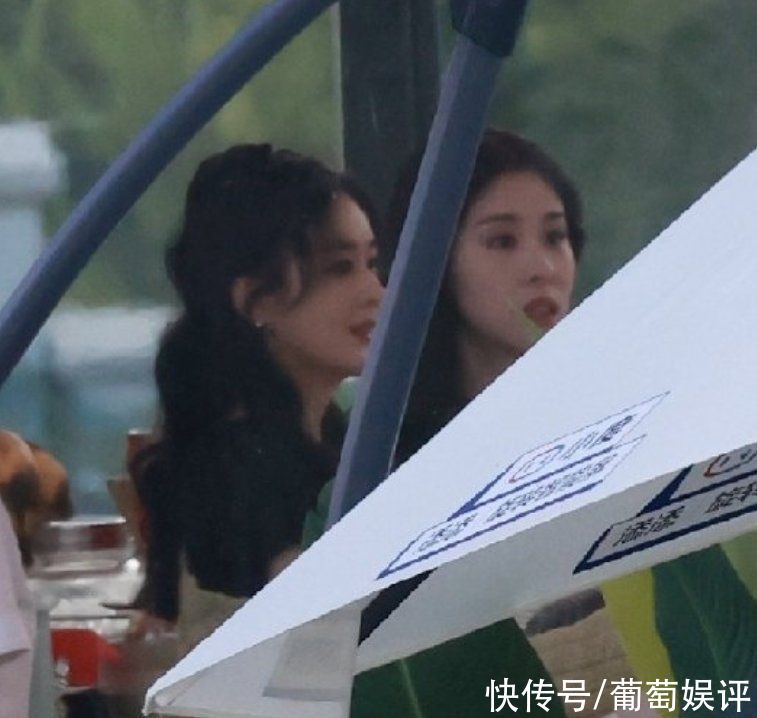 档综艺节目|中餐厅路透图曝光，周震南穿花衬衣亮相，节目组为防代拍阵仗大