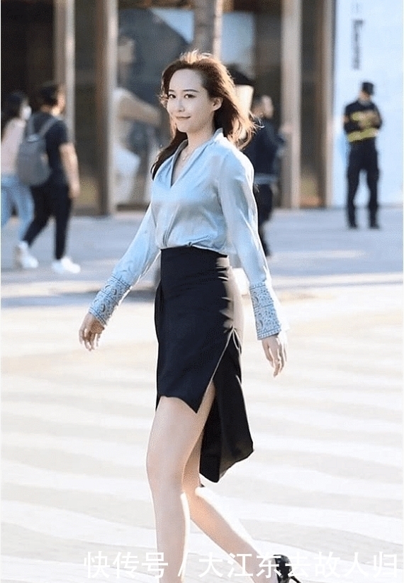美女如“出水芙蓉”,一身“拼接裙”亮相,让路人看得直眼