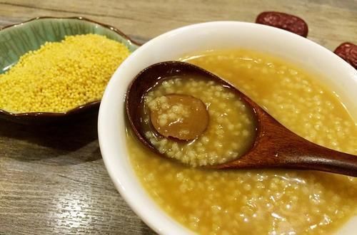 美味米|熬小米粥,别直接下锅煮,大厨教你正确方法,香浓美味米油厚厚