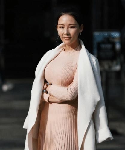 街拍身披白色大衣的霸气御姐,或许这就是韵味吧