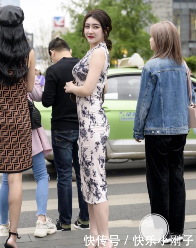 美女穿“白瓷器”旗袍,脚下“T”字高跟鞋略显寒碜