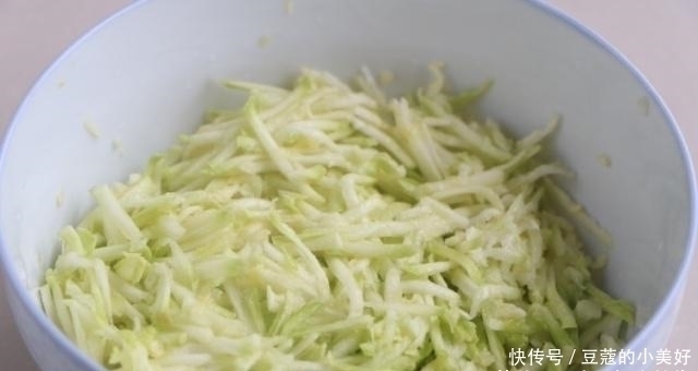 上桌|别蒸包子,教你懒人吃法,卷一卷8分钟出锅,早餐上桌准吃光