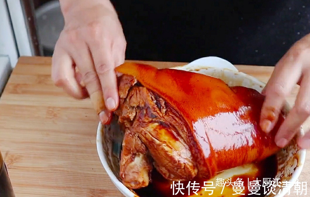 过年吃肘子,教你最好吃的做法,香嫩软烂肥而不腻,看着就流口水