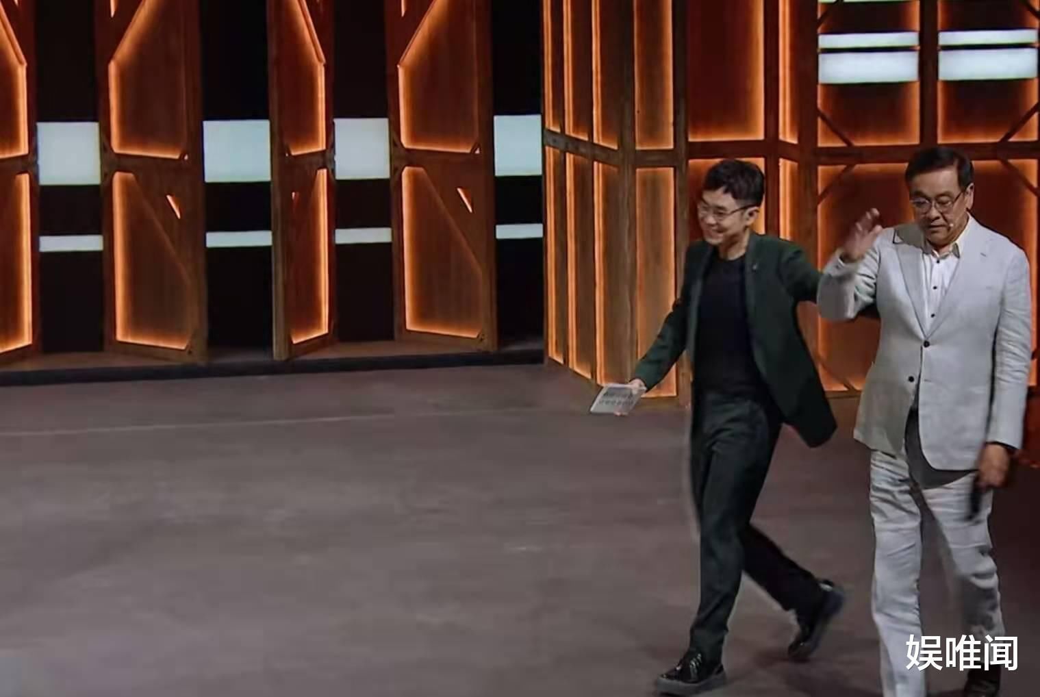 尔冬升|尔冬升怼哭郭敬明,主持人大鹏突然闭麦,果真是看人下菜碟的典型