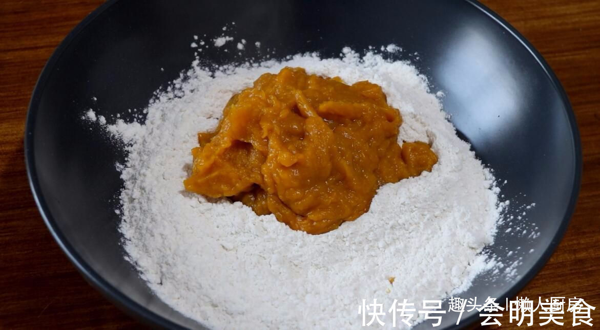一块南瓜,一碗面粉,教你用电饭锅做好吃的南瓜花卷,比蒸的好吃