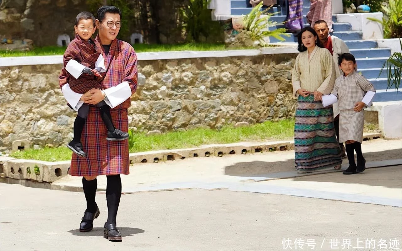 一、不丹王后挺着7个月的三胎孕肚营业，还是很嫩很美