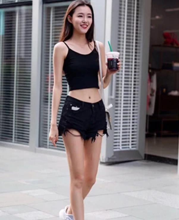 身材高挑|街拍：身材高挑的美女，一件白色一字肩配蓝色牛仔裤，都市丽人范