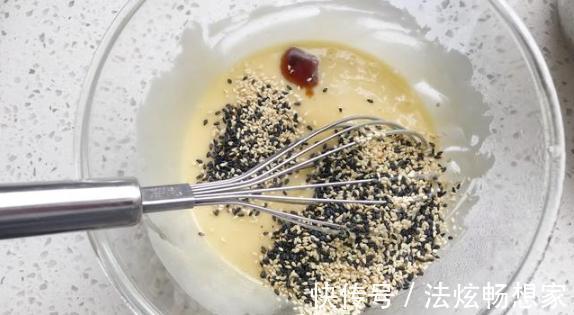 平底锅就能搞定的芝麻薄脆饼，做法一看就会，吃一口就上瘾